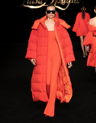 The juxtaposition of strength and delicacy, fearlessness and gentleness echoes throughout the lineup - one loaded with attitude 
and restating Luisa Spagnoli’s primary goal of celebrating women with her Made in Italy fashion